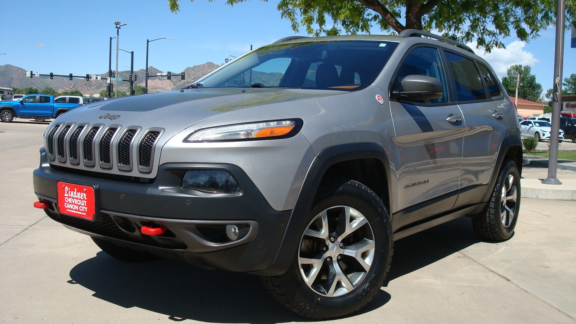 2018 Jeep Cherokee Trailhawk in Gray — front three-quarter view